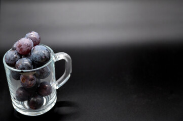 グラスにあふれているぶどう