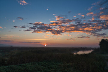 Wschód słońca w Narwiański Park Narodowy. 