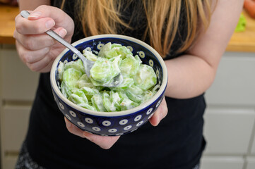 Kucharka prezentuje pyszna domowa mizerię ze świeżych ogórków gruntowych i cebulki w lekkim sosie jogurtowym  © Paweł Kacperek