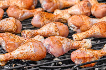 Kurczak grillowany, pałki z kurczaka ułożone na rozgrzanym ruszcie, pieczenie na węglu drzewnym  © Paweł Kacperek