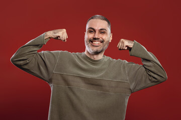 Naklejka premium man smiling with both arms flexed