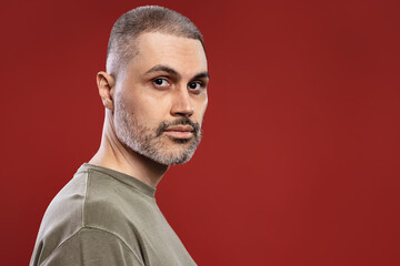 Obraz premium serious man in profile looking at the camera