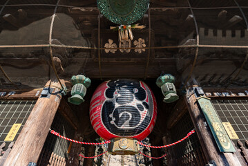 成田山新勝寺 仁王門の提灯　千葉県成田市成田