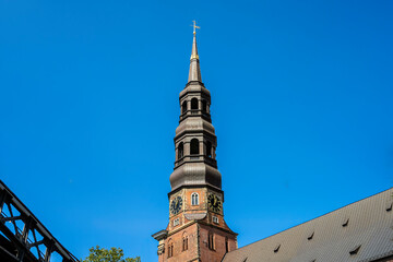 Obraz premium Kirchturm der Kirche Sankt Katharinen in Hamburg
