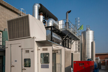 Fabbrica industriale. I suoi macchinari per la produzione di gas ripresi in esterno
