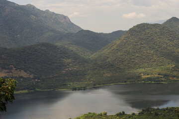 Obraz premium Mountains visible alongside during road travel to Kodaikanal