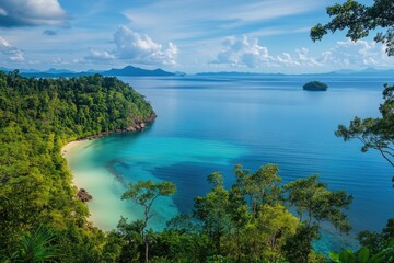 Obraz premium Panoramic view of the coastline from a hilltop, with blue waters and white foam