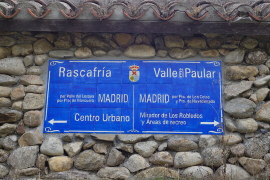 signpost in rascafria in the paular valley