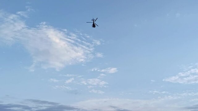 moderner Helikopter am blauen Himmel auf H&ouml;henflug, Huschrauber, fliegen, Transport, Rettung, Fortbewegung
