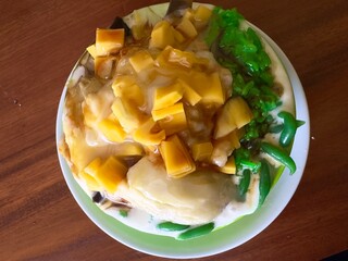 Original Indonesian durian ice which has a sweet, delicious and delicious taste. Durian Cendol Ice served with shaved ice and added jackfruit is refreshing in hot weather.