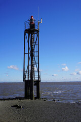Blick auf das Leitfeuer beim Hafen in Fedderwardersiel an der Nordsee in Deutschland