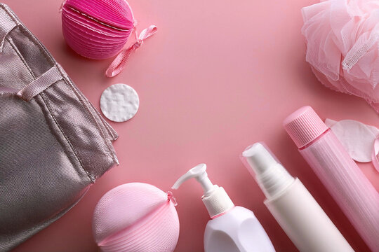 productos de higiene femenina sobre fondo rosa, concepto de cuidado femenino, mujeres saludables
