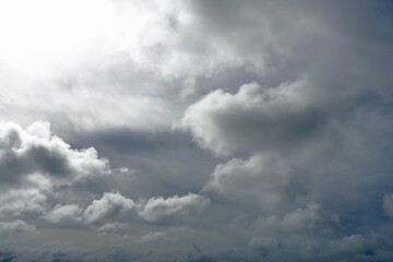 曇り空に射す太陽の光