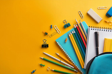 vista superior de objetos de escuela, articulos escolares sobre fondo blanco, concepto recursos editoriales educativos
