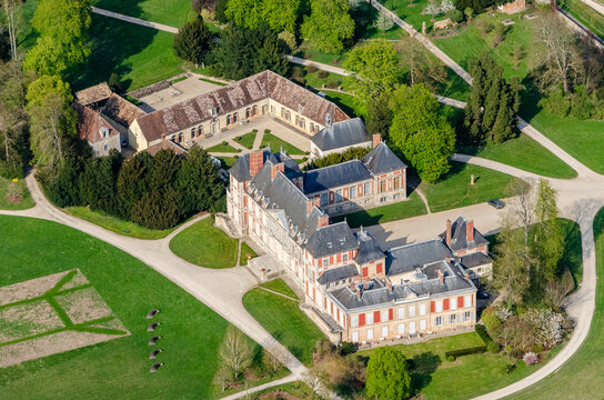 vue a&eacute;rienne du Ch&acirc;teau de Courson dans l'Essonne en France
