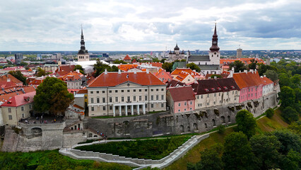 Fototapeta premium Centro de la ciudad de Tallin, castillo, muralla, catedrales y parques, viaje a Estonia a vista de dron
