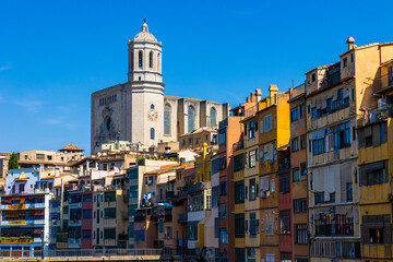 Façade baroque et imposante de la Catedral de Santa Maria de Gérone dominant le Riu Onyar et ses immeubles colorés