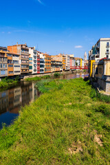 Clocher de style gothique de la Basílica Sant Feliu de Gérone dominant le Riu Onyar et ses immeubles colorés