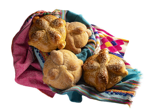 Bodeg&oacute;n. Varios pan de muerto o panes de muerto para la ofrenda tradicional mexicana, con ajonjol&iacute; y con azucar granulada sobre una servilleta multicolor. Aislado con fondo transparente o sin fondo.