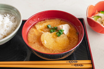 ジャガイモと揚げと豆腐の味噌汁