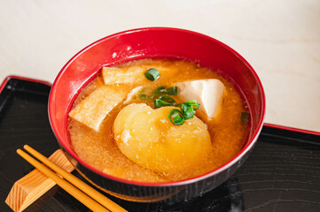 ジャガイモと揚げと豆腐の味噌汁
