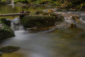 Langzeitbelichtung eines kleinen Wasserfalls im Wald