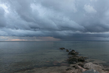 Dunkle Regenwolken über der Ostsee, Seewetter