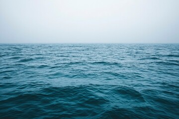 Obraz premium Calm Ocean Waves Under a Foggy Sky
