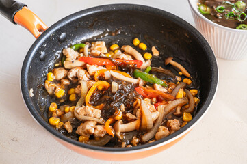 フライパンで作るもずく丼の具材