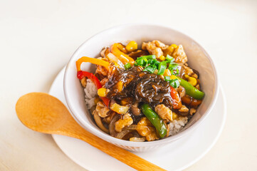 沖縄学校給食メニュー　もずく丼