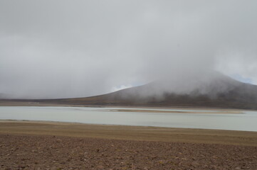 Neblina encobrindo a montanha