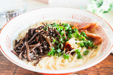 辛味だれをのせた博多豚骨ラーメン