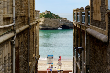 Ruelle donnant sur l'oc&eacute;an &agrave; Biarritz, plage du Miramar et roche perc&eacute;e
