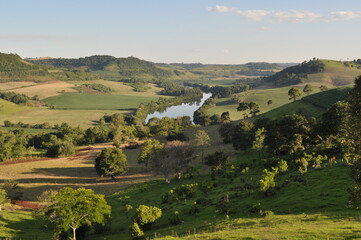 paisagem rural com rio 