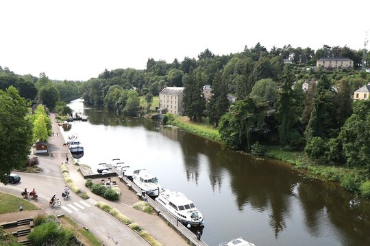La rivi&egrave;re Oust dans la ville, aussi canal de Nantes &agrave; Brest dans Josselin, village de Josselin, d&eacute;partement du Morbihan, Bretagne, France
