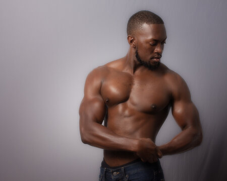 Jeune homme noir muscl&eacute;, barbu, sexy, torse nu