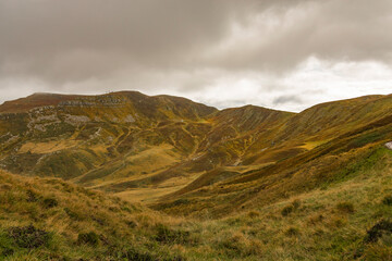 Paesaggi di crinale in autunno con giornata nuvolosa