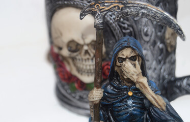 Obraz premium Skeleton symbolizing death with a skull in a blurred background watching