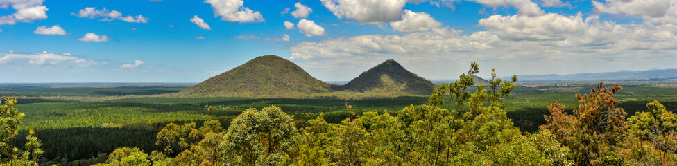 Paysage typique de cette région australienne au nord de Brisbane. Photos assemblées pour faire un panorama.