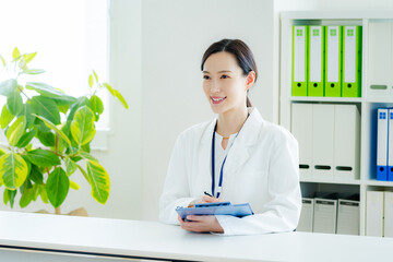 問診する白衣の医療関係者
