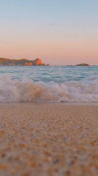 Olas en la playa en atardecer