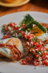 Huevos y tocino con pico de gallo