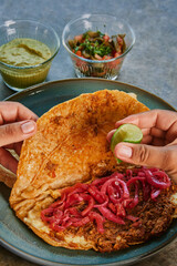 Quesadilla mexicana de barbacoa con cebolla morada