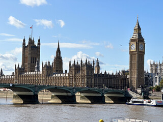 Fototapeta premium Big Ben Clock Tower and Palace of Westminster Against a Clear Blue Sky