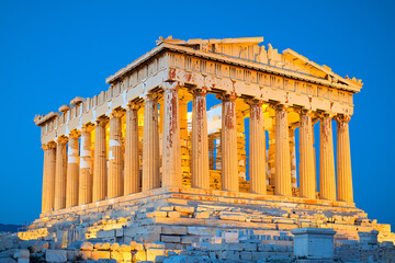 Obraz premium the grandeur Parthenon at dusk, with dramatic lighting and shadows