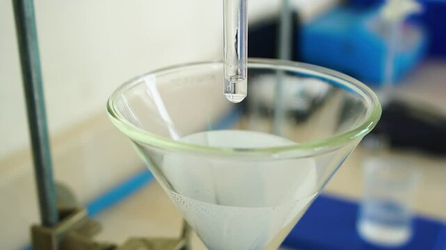 Gotero en vaso de precipitaci&oacute;n en laboratorio 