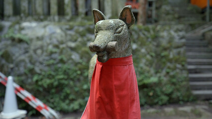 Naklejka premium Stone fox in Japanese culture area - close up