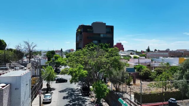 Vista a&eacute;rea de un conjunto de departamentos modernos en una zona urbana 