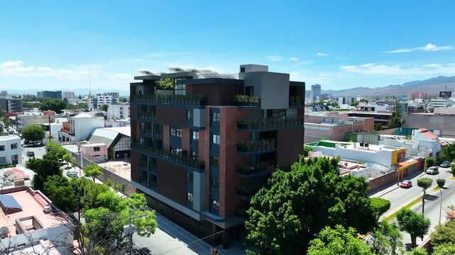 Vista a&eacute;rea de un conjunto de departamentos modernos en una zona urbana 