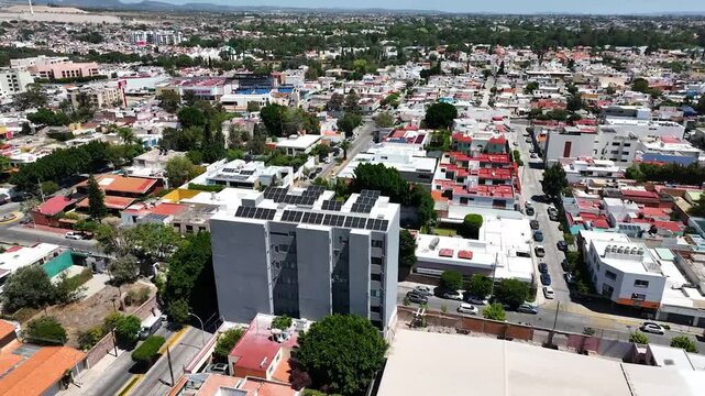 Vista a&eacute;rea de un conjunto de departamentos modernos en una zona urbana 